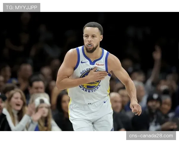 特写：库里命中生涯第3500记三分后指向观众席家人